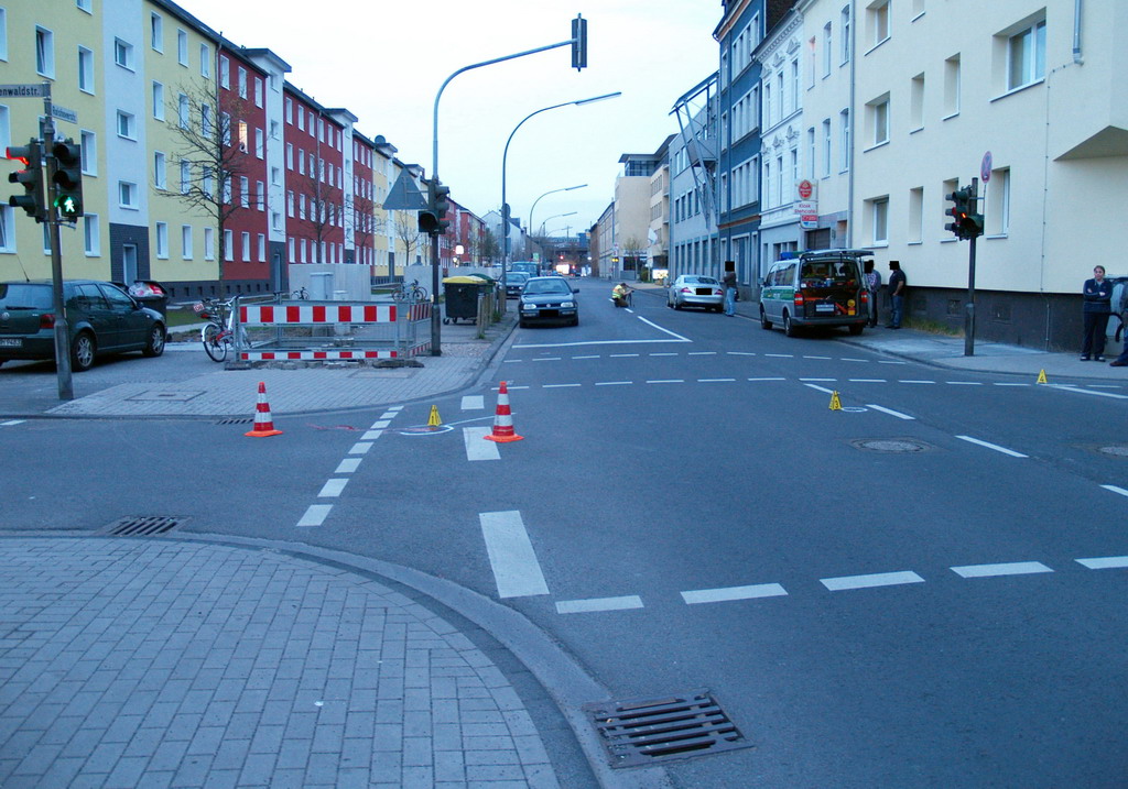 VU Fussgaenger angefahren schwer verletzt Koeln Gremberg Rolshoverstr P11.JPG